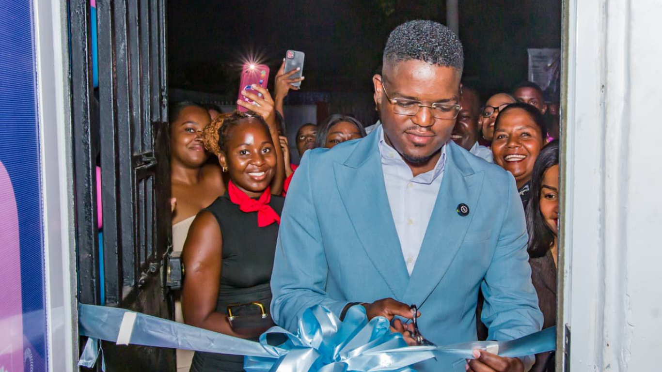 OMAKA inaugura nova loja de luzes neon no coração da cidade 